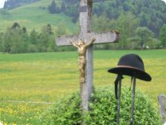 Kreuz mit Hut
